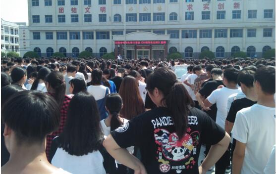 新郑中专全体学生《中职学校学生公约》学习签署活动(图1)