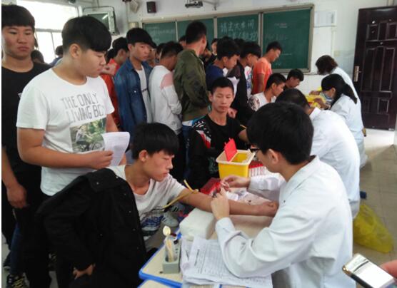 我校组织全体学生免费体检(图1)