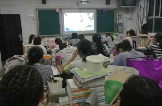 我校组织全体学生观看安全第一课(图1)