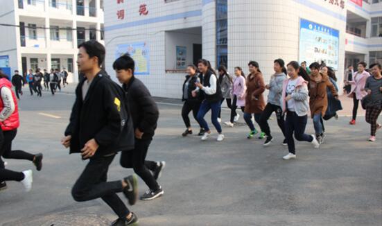 我校举行“119消防安全日”紧急疏散演练(图1)