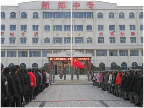 我校举行交通安全主题升旗仪式(图1)