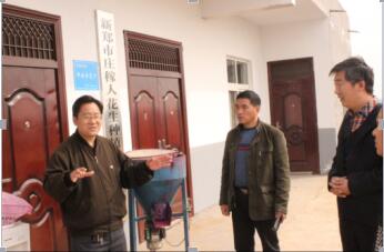参观学习花生基地(图2)