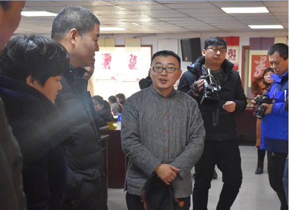 我校艺术幼教部携手新郑市收藏协会成功举办剪纸艺术讲座(图4)
