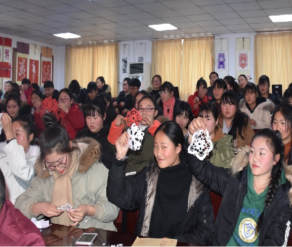 我校艺术幼教部携手新郑市收藏协会成功举办剪纸艺术讲座(图6)