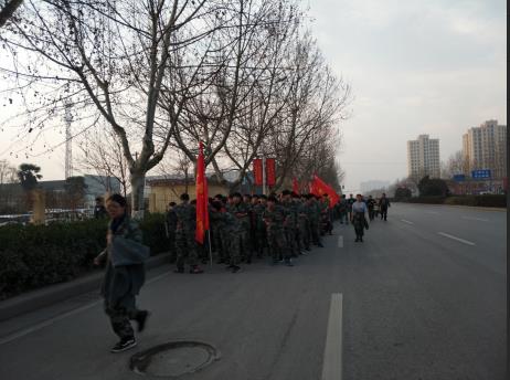 学生外出拉练(图1)