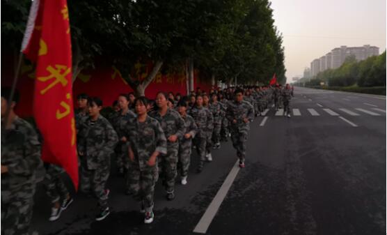 新郑中专准军事化管理九月份外出拉练(图2)