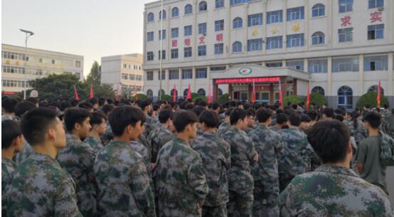 新郑中专准军事化管理九月份外出拉练(图5)