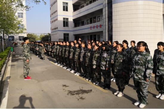 新郑中专准军事化管理成效显著(图3)