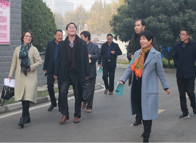 我校现代农艺技术专业迎接郑州教育局评估验收(图1)