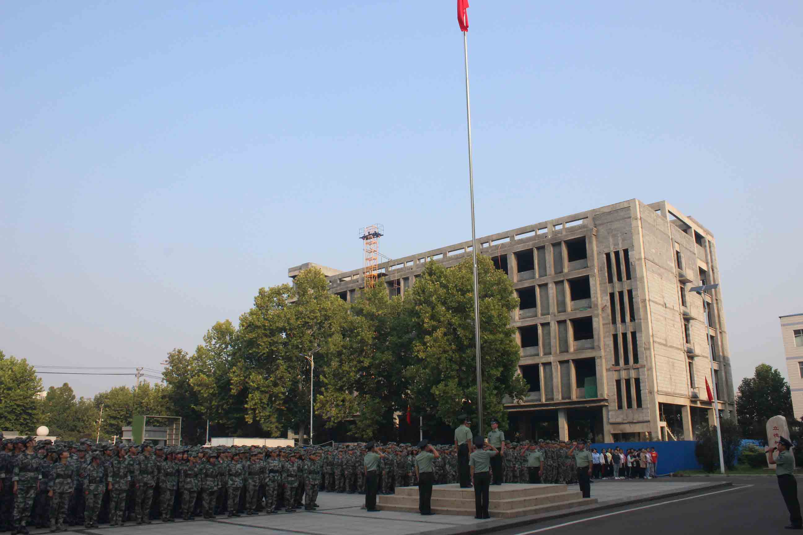 举行“欢度祖国70华诞、我们与祖国共奋斗”升旗仪式(图3)