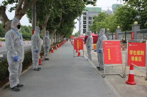 莘莘学子重返校园冲刺高考圆梦人生(图1)