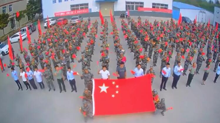 新郑中专汽车部师生向祖国71华诞献礼(图1)