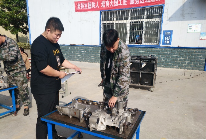 我校汽车专业部举行学生专业技能月考核活动(图7)
