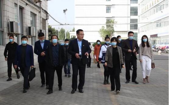 新郑市政协领导来我校调研职业教育(图1)