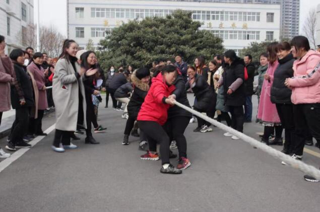 新郑中专组织教职工拔河比赛庆祝2021年三八妇女节(图8)