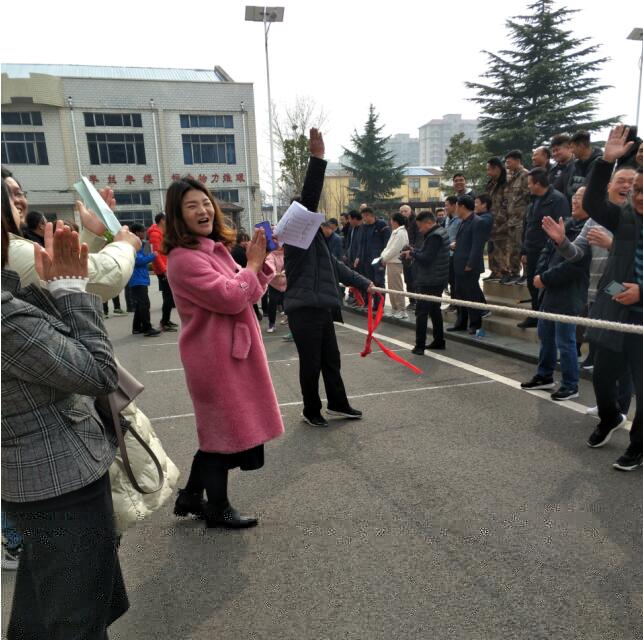 新郑中专组织教职工拔河比赛庆祝2021年三八妇女节(图13)