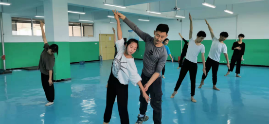 新郑市委组织部人才办领导来我校调研技能人才培养工作(图4)