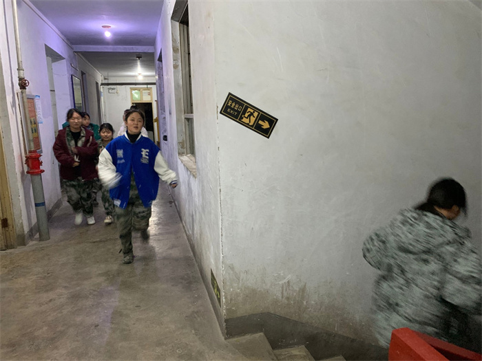 开展夜间演练  确保学生安全(图4)
