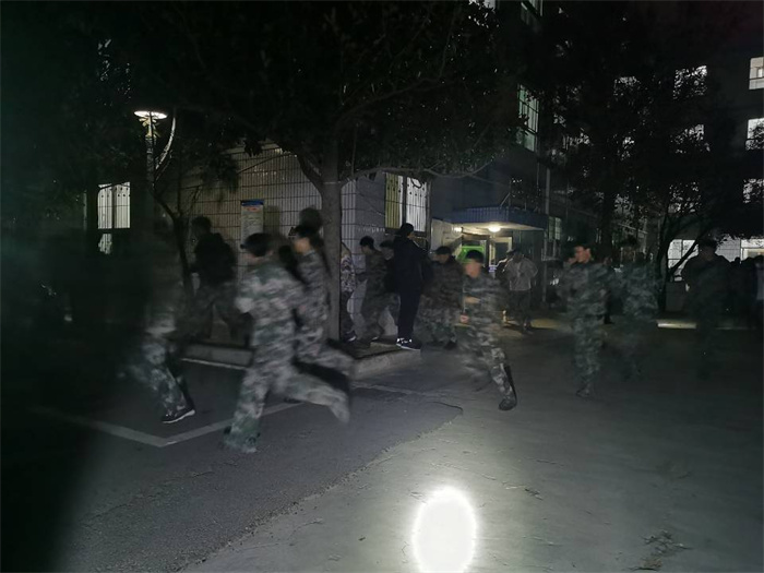 开展夜间演练  确保学生安全(图6)