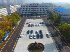 宽阔的学校广场(图1)